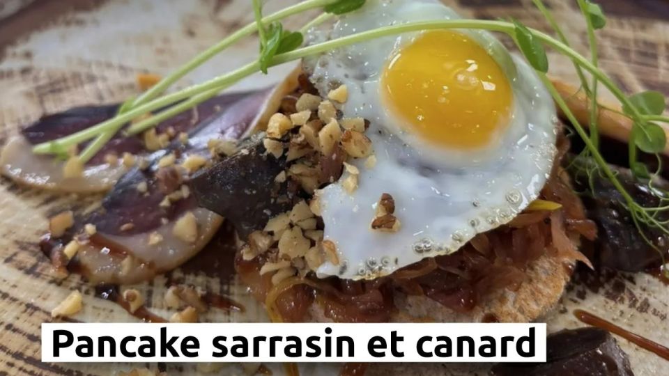 A feu doux : Les Commis #02 Pancakes de Sarrasin aux Gésiers Confits, Magret Fumé et Compotée d'Échalotes
